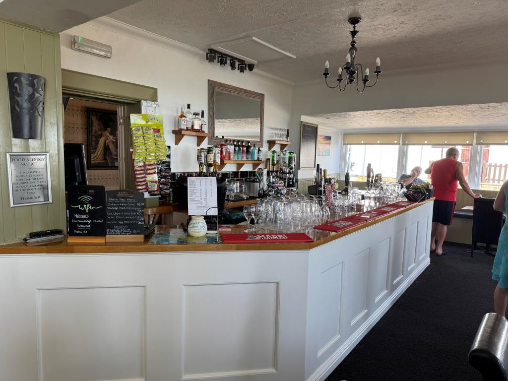 Lot: 48 - FREEHOLD CLIFF TOP HOTEL WITH TWENTY EN-SUITE GUEST ROOMS AND STUNNING VIEWS - The Hotel Bar